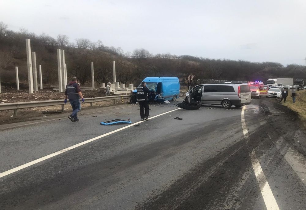 Grav accident între Cluj-Napoca şi Zalău! Un bărbat a fost rănit după impactul dintre două autoutilitare şi un autoturism (FOTO)