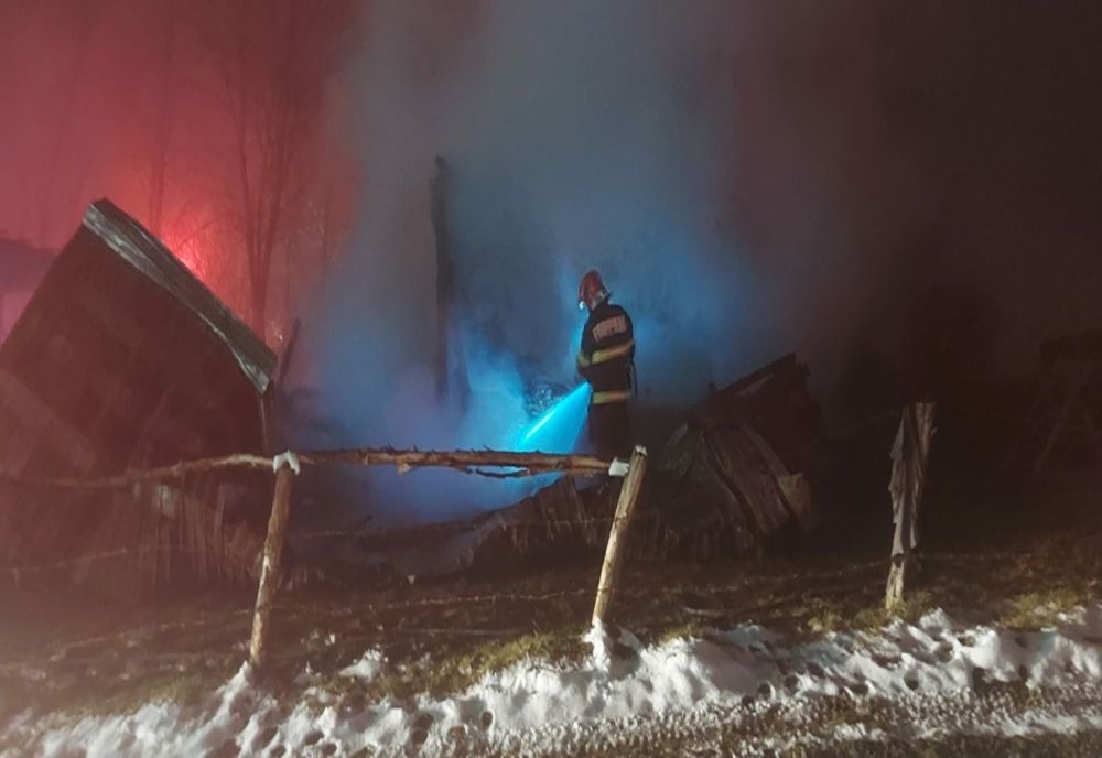 Casă distrusă de incendiu în Fodora! Focul a pornit de la horn (FOTO)