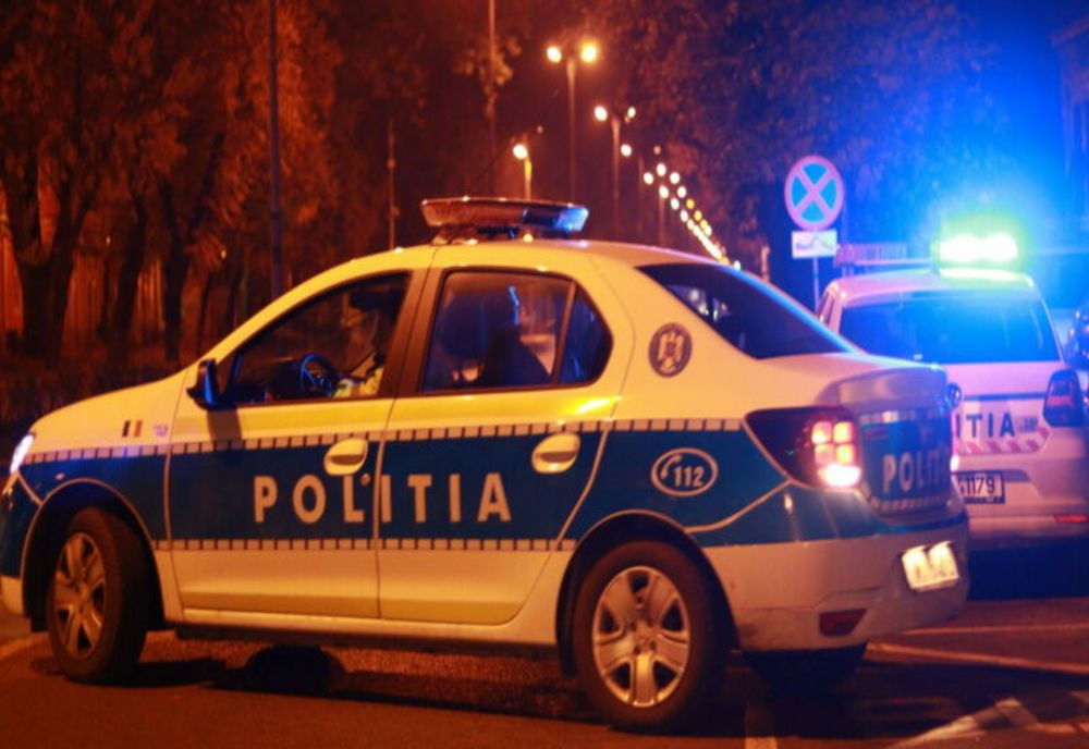 Incident neobişnuit în Câmpia Turzii! Un şofer beat şi drogat s-a luat la bătaie cu iubita lui, după ce au intrat cu maşina într-un parapet