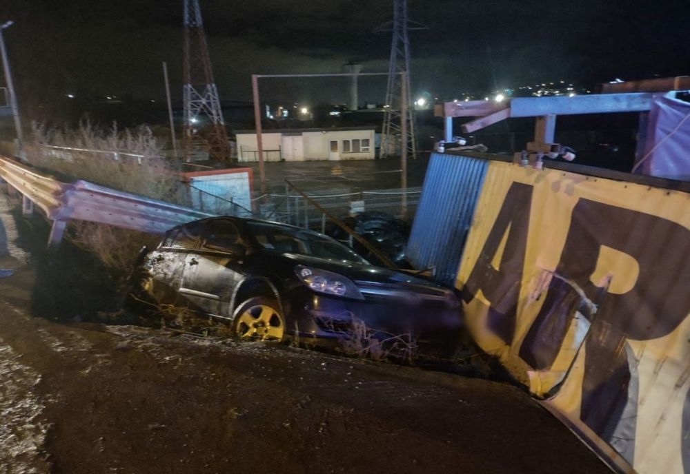 Accident pe Calea Baciului din Cluj-Napoca! O şoferiţă a sărit cu maşina peste un parapet (FOTO)