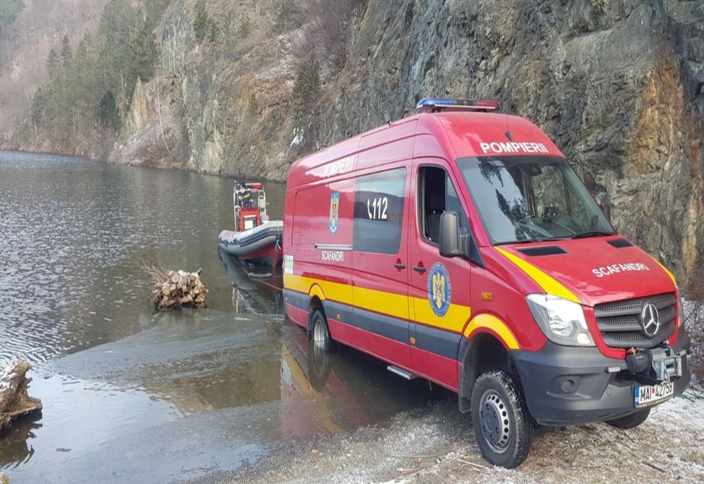 Cadavrele a doi bărbaţi au fost scoase din lacul Someșul Cald! Aceştia ar fi căzut cu maşina de pe baraj (FOTO)