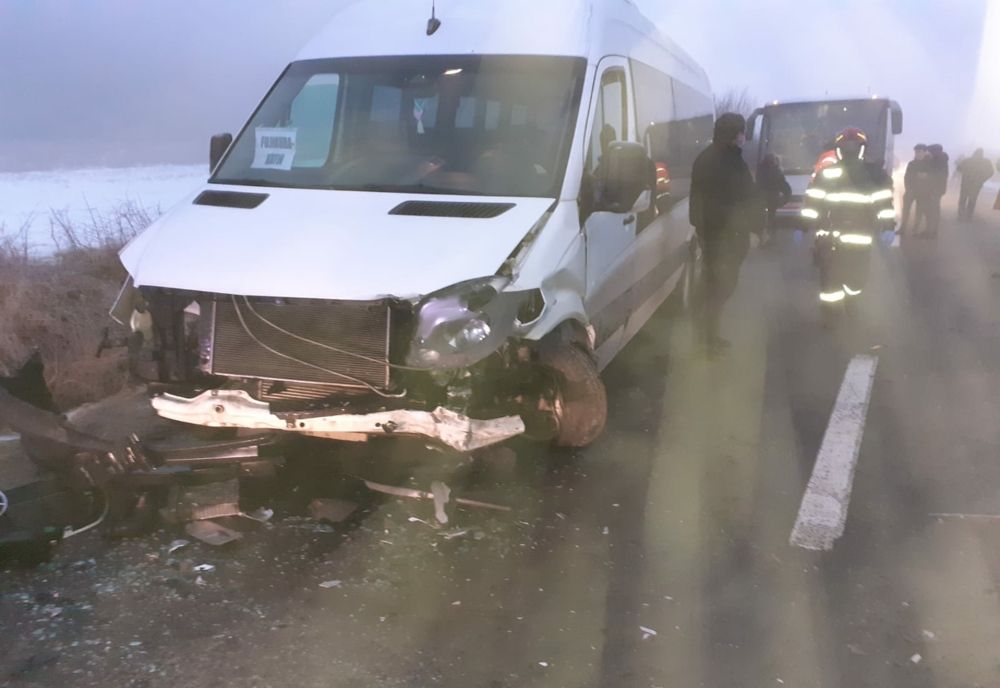 Microbuz şcolar implicat în accident în judeţul Cluj! Doi copii şi un adult au ajuns la spital (FOTO)