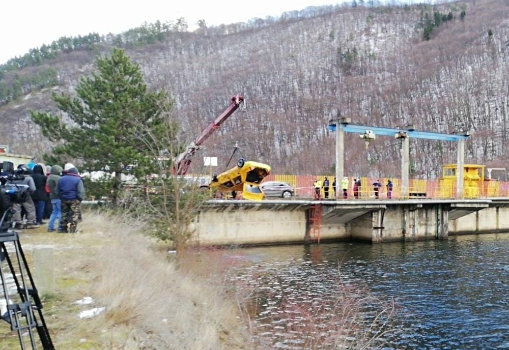 Maşina în care au murit doi tineri a fost scoasă astăzi din lacul Someșul Cald (FOTO)