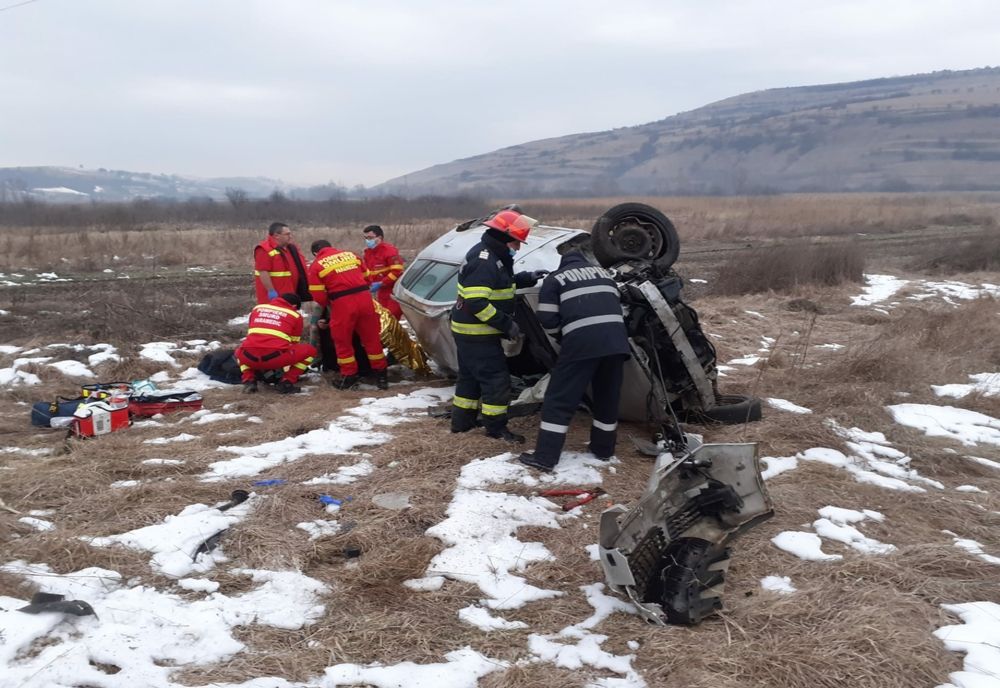 Accident rutier în Viştea! Un bărbat a fost rănit după ce s-a răsturnat cu maşina pe câmp (FOTO)