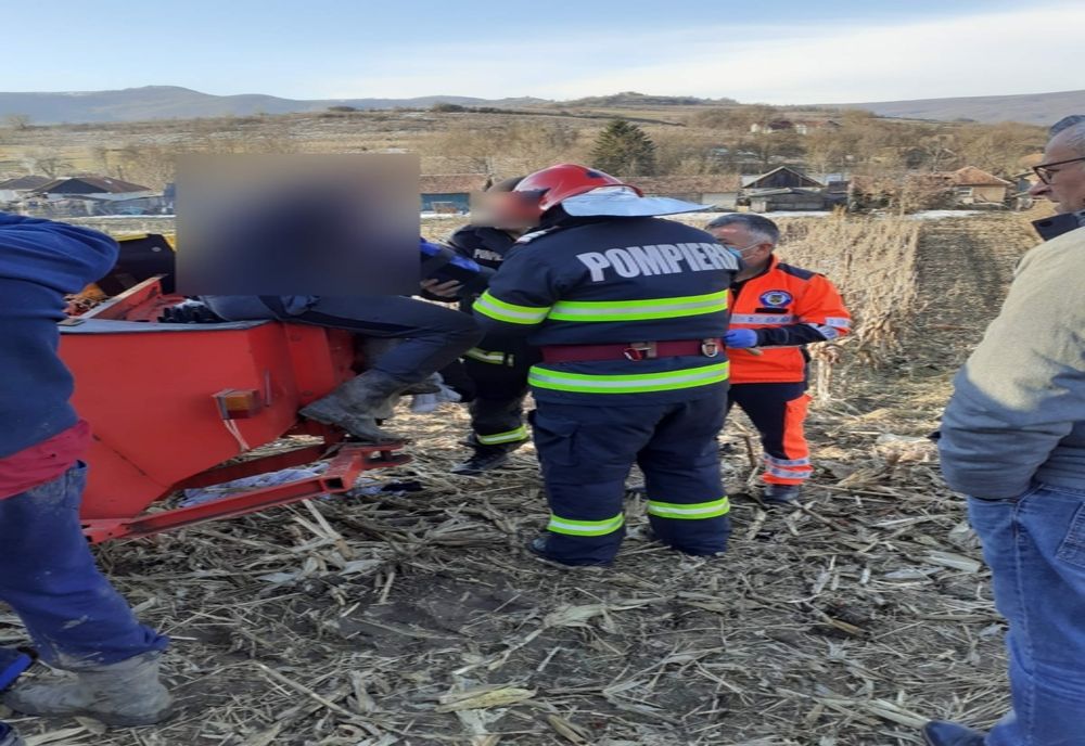 Tânăr rănit pe un câmp din judeţul Cluj! Şi-a prins braţul într-un utilaj agricol (FOTO)