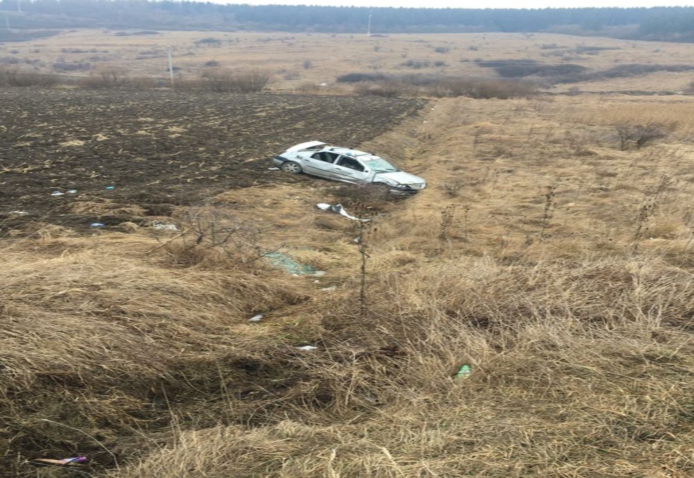 Accident în Vâlcele! Un şofer băut s-a răsturnat cu maşina pe câmp (FOTO)