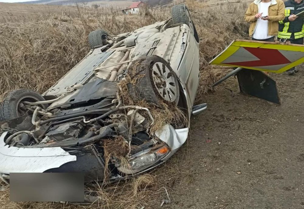 Accident în judeţul Cluj! Un tânăr s-a răsturnat cu maşina (FOTO)
