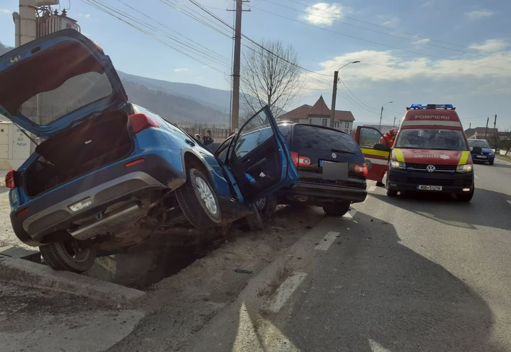 Accident cu două maşini în Căşeiu! 5 persoane au primit îngrijiri medicale (FOTO)