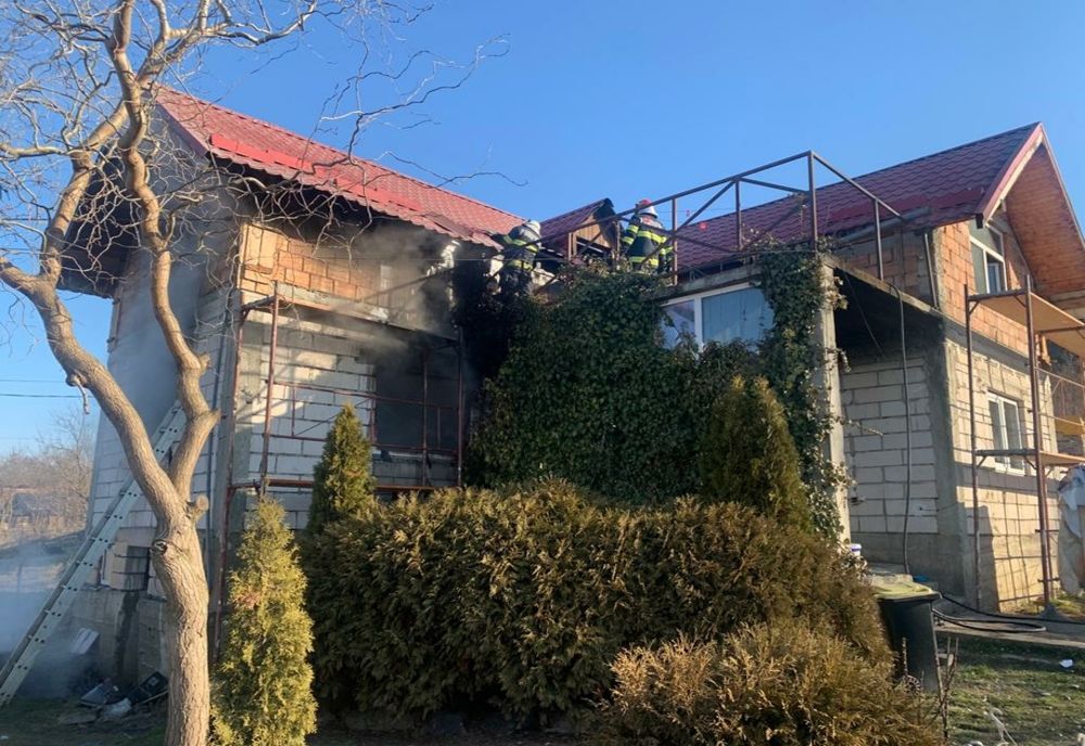 Casă cuprinsă de incendiu în Bonţida (FOTO)