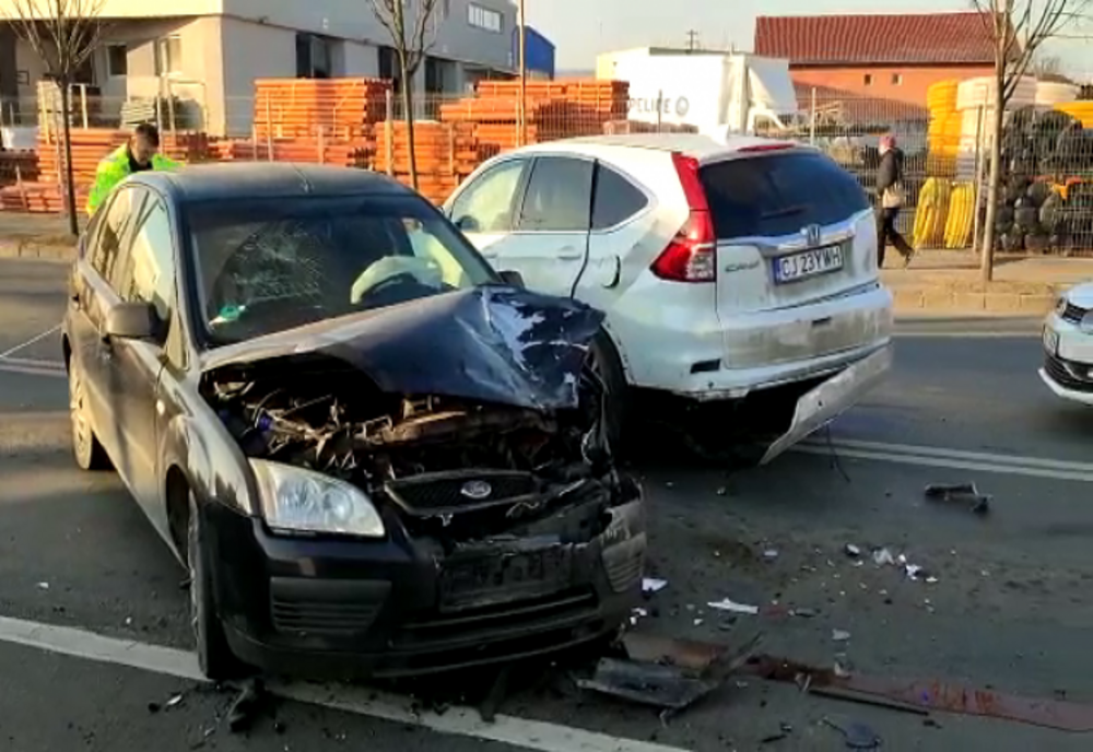 Accident cu trei maşini în Cluj-Napoca! O şoferiţă din Turcia a fost rănită (FOTO)