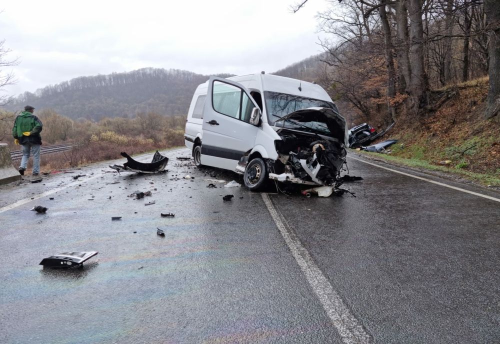 Accident cu multiple victime între Cluj şi Oradea! Impact între o maşină şi un microbuz (FOTO)