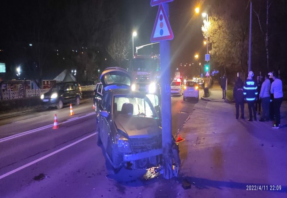 Accident cu două maşini pe un bulevard din Cluj! Doi tineri au ajuns la spital (FOTO)