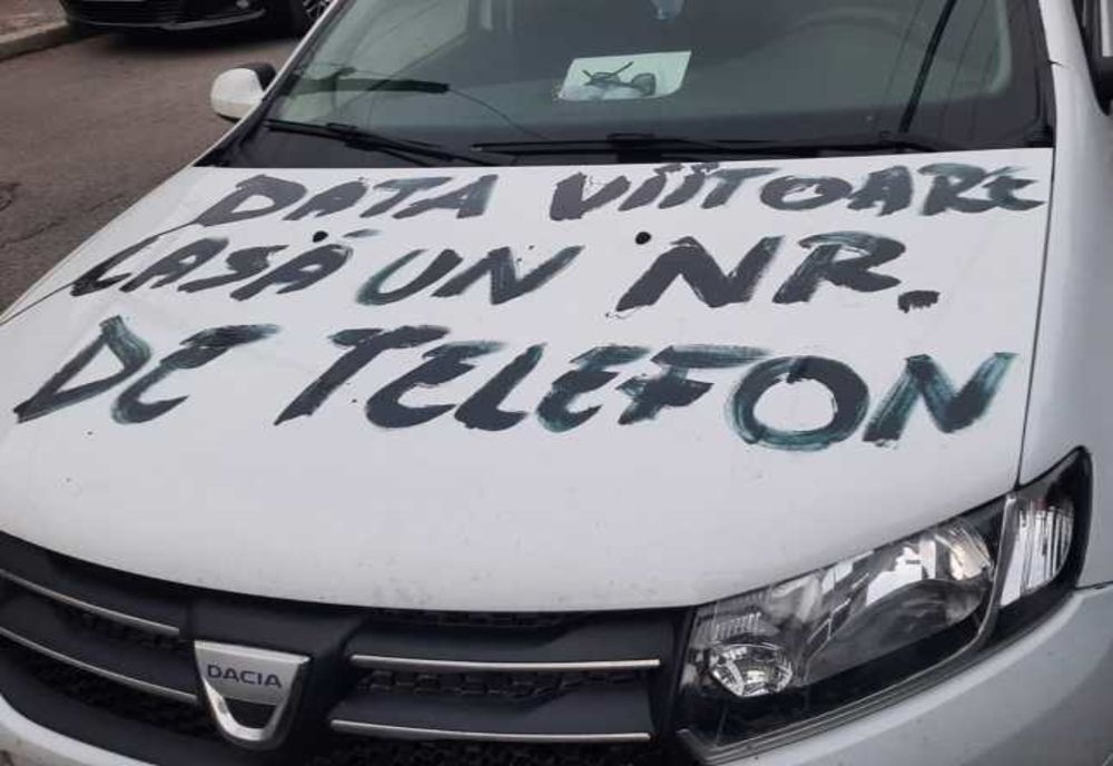 Mesajul scris de un clujean pe mașina celui care i-a blocat accesul în curte (FOTO)