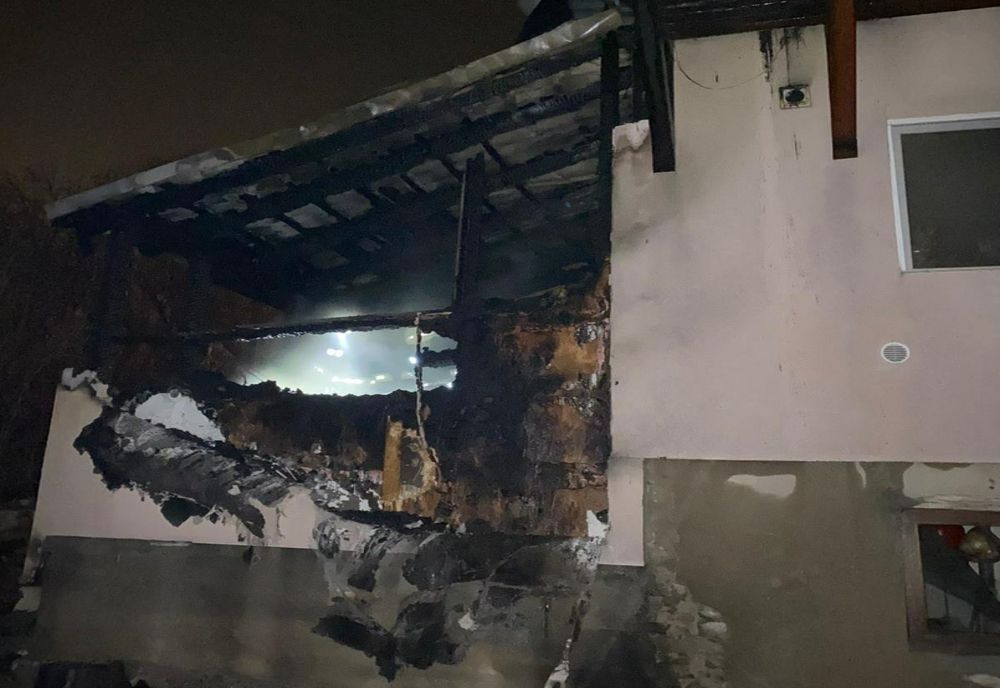Casă cuprinsă de un incendiu după ce a fost lovită de fulger! Proprietarii au reuşit să se salveze (FOTO)