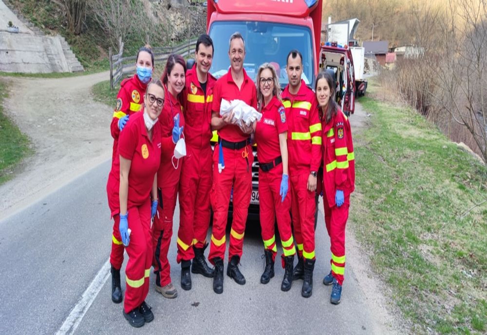 Naştere surpriză la Cluj! O femeie a născut în drum spre spital (FOTO)
