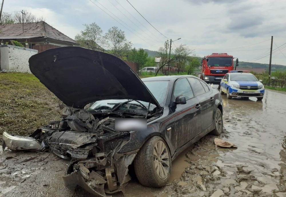 Doi adulţi şi un copil au fost răniţi într-un accident în Santioana (FOTO)