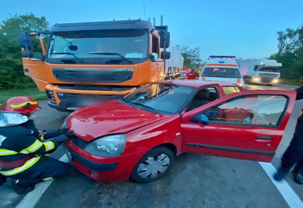 Accident în Bucea, produs de un tânăr din Bihor! A intrat cu mașina într-un autocamion parcat