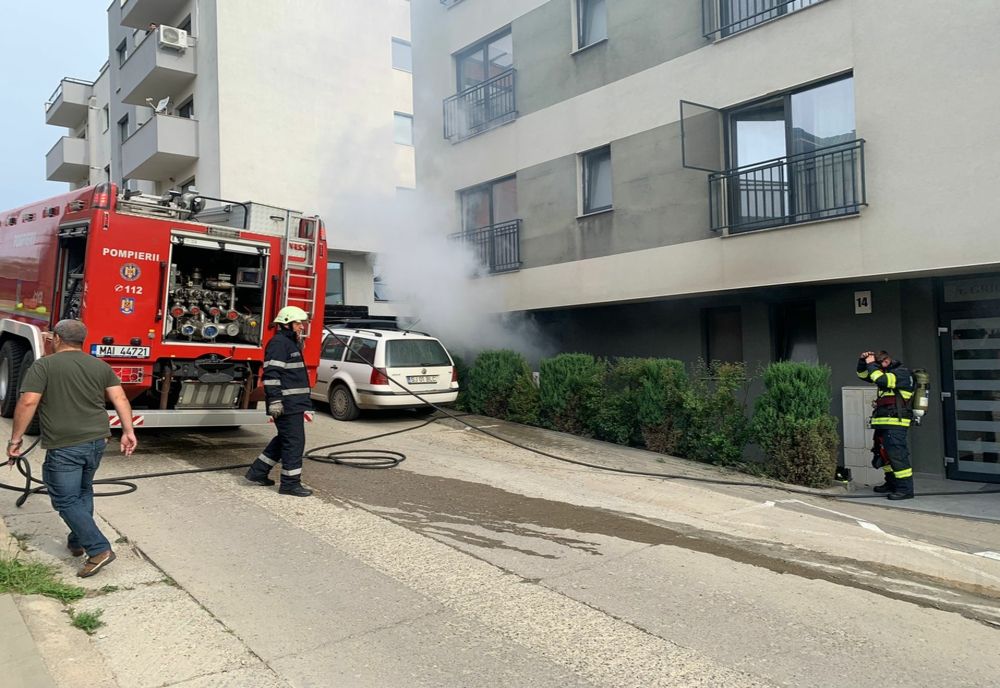 Cluj: 6 persoane au ajuns la spital după ce un bărbat şi-a dat foc la apartament! Poliţiştii l-au încătuşat (VIDEO)