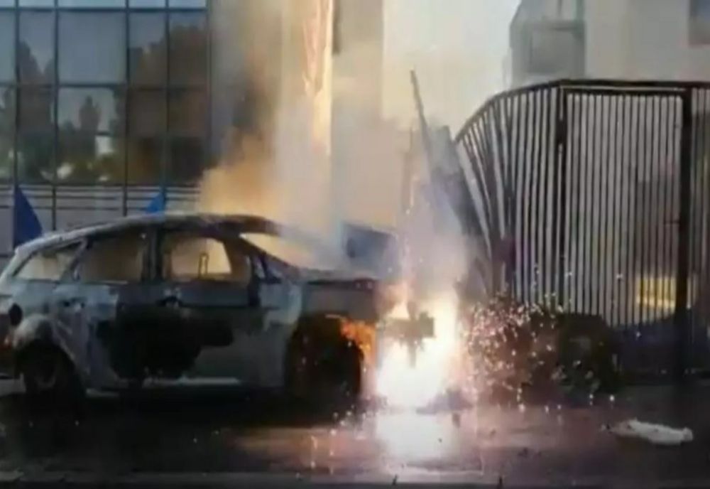 Grav accident în Cluj! O maşină a luat foc după ce a lovit o țeavă de gaz (VIDEO)