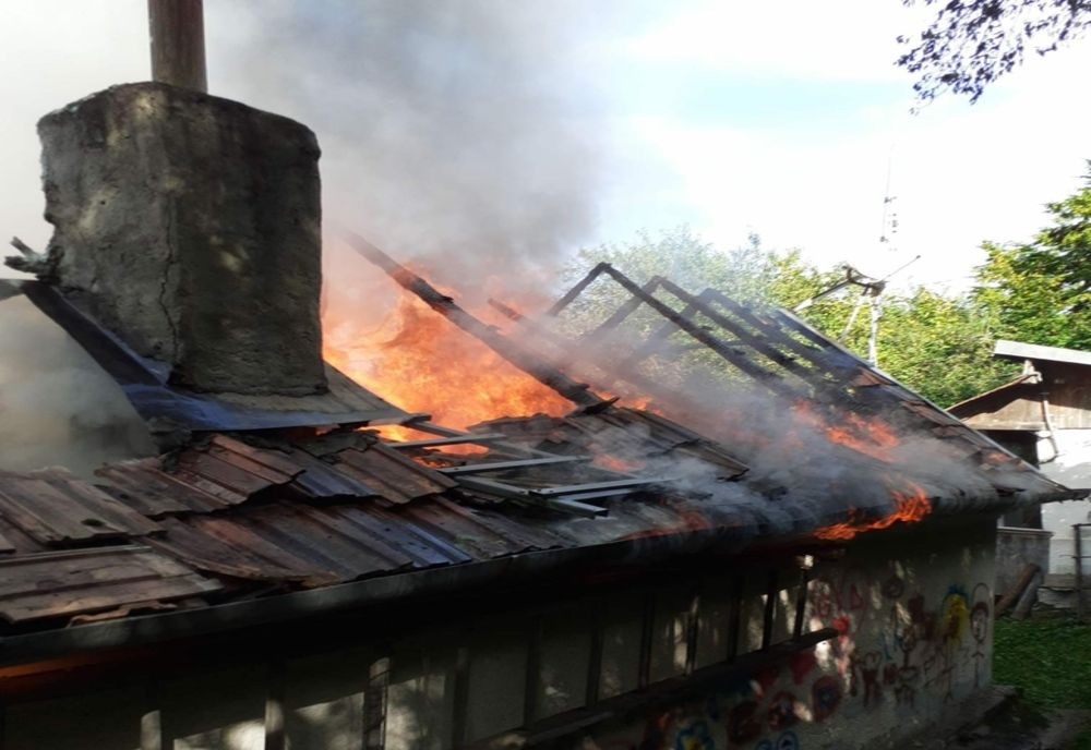 Casa de vacanţă cuprinsă de flăcări! Un bărbat a primit îngrijiri medicale la faţa locului (FOTO)