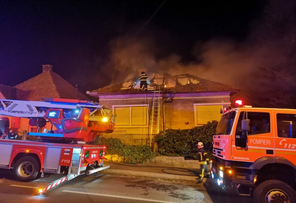 O casă și mai multe garaje distruse de incendiu în Cluj-Napoca (FOTO)