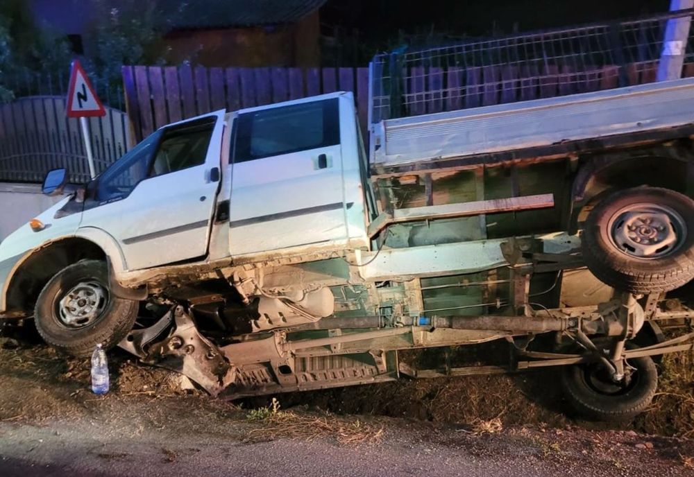 Accident lângă Cluj-Napoca! Un bărbat beat s-a răsturnat cu duba în şanţ (FOTO)