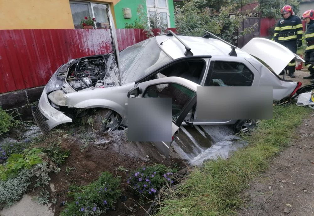 Accident urmat de un incendiu în Poieni! Un bărbat a fost rănit (FOTO)