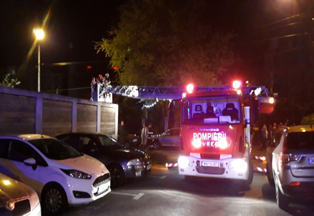 Misiune de salvare în Turda! O femeie a ameninţat că sare de la etajul 4 al unui bloc