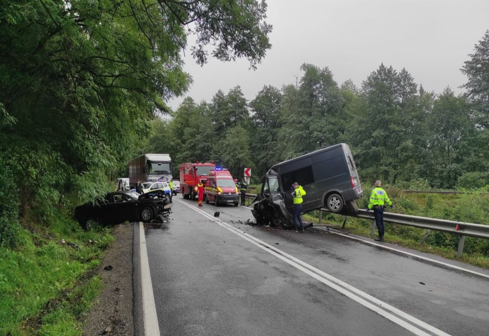 Doi șoferi din Bihor și o pasageră, răniți, în urma unui accident pe DN1 E60, la intrare în Negreni dinspre Ciucea