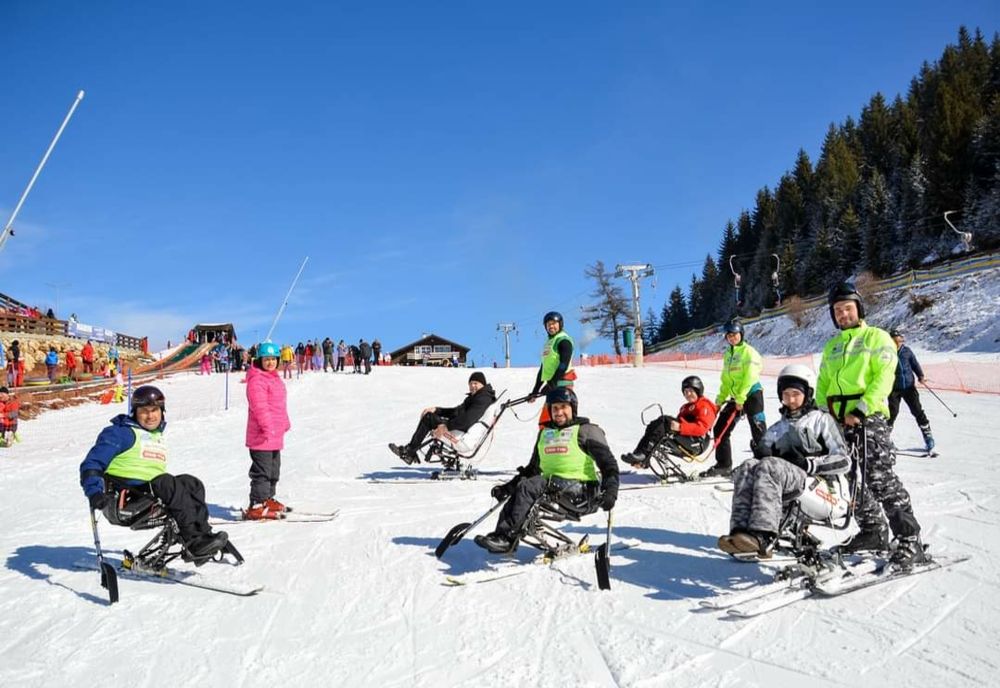 Caiac SMile pune pe schiuri 1.000 de persoane cu dizabilități din România în sezonul de iarnă 2022 – 2023