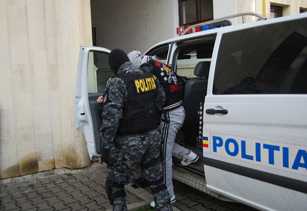 Percheziţii într-un dosar de proxenetism! Doi bărbaţi au fost reţinuţi