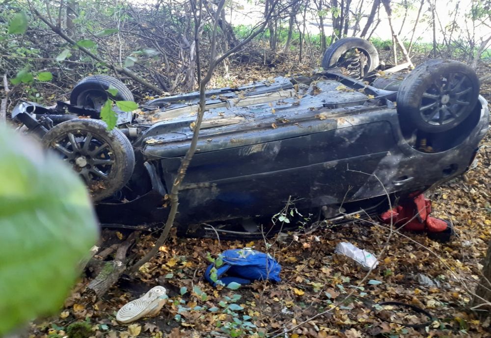 Accident la ieşire din Nima! Tânăr rănit după ce s-a răsturnat cu maşină într-o pădure (FOTO)