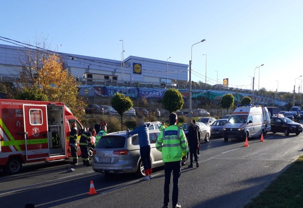 Trafic blocat în Cluj-Napoca după ce doi bătrâni au trecut strada neregulamentar! Au fost loviţi în plin de o maşină (FOTO)