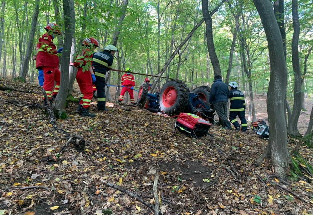 Un bărbat şi-a pierdut viaţa după ce s-a răsturnat cu tractorul în pădure (FOTO)