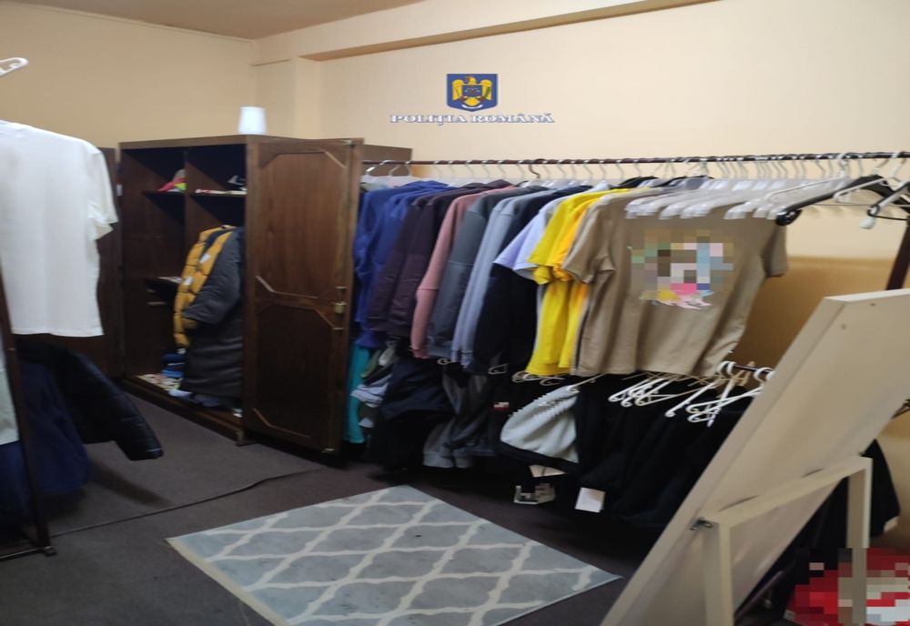 Trei tineri prinși după ce au furat haine în valoare de 100.000 de lei dintr-un centru comercial din Cluj-Napoca