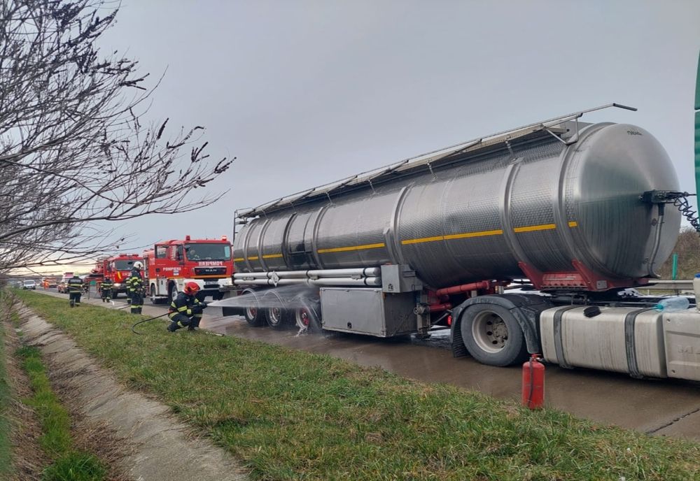 Trafic îngreunat pe A3! Incendiu la o autocisternă (FOTO)