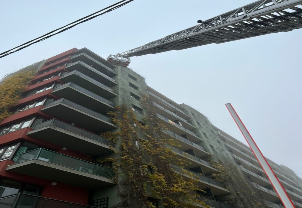 Incendiu într-un bloc din Cluj! Focul a pornit de la o ţigară (FOTO)