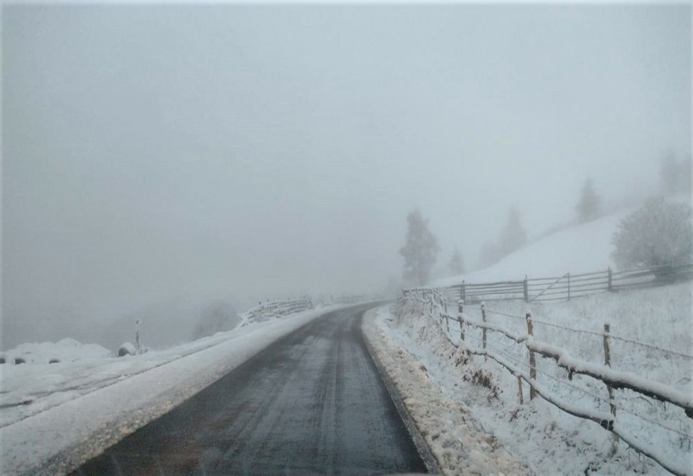 Peste 200 de tone de material antiderapant folosite în intervențiile pe drumurile județene