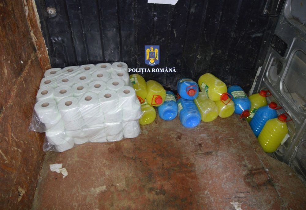 Angajaţi ai unei fabrici din Dej prinşi după ce au furat hârtie igienică în valoare de 44.000 de euro (FOTO)