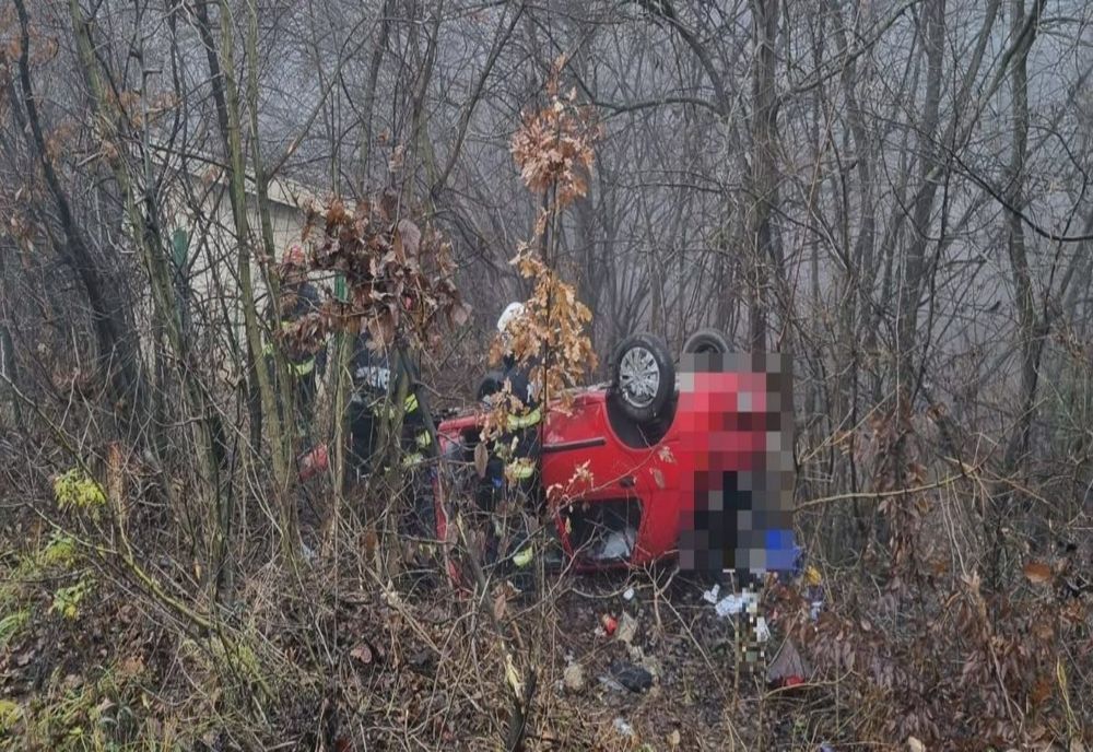 O şoferiţă de 74 de ani s-a răsturnat cu maşina într-o pădure din Cluj-Napoca (FOTO)