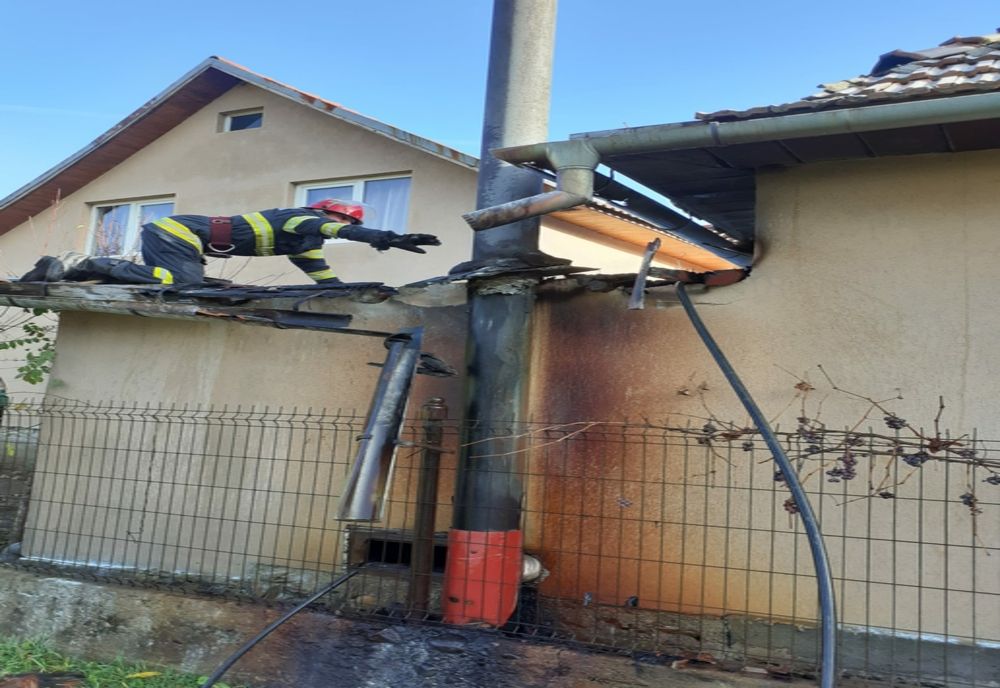 Casă cuprinsă de flăcări în localitatea Bucea (FOTO)