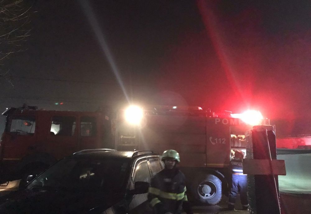 Incendiu în miezul nopţii la o casă din localitatea Viișoara (FOTO)