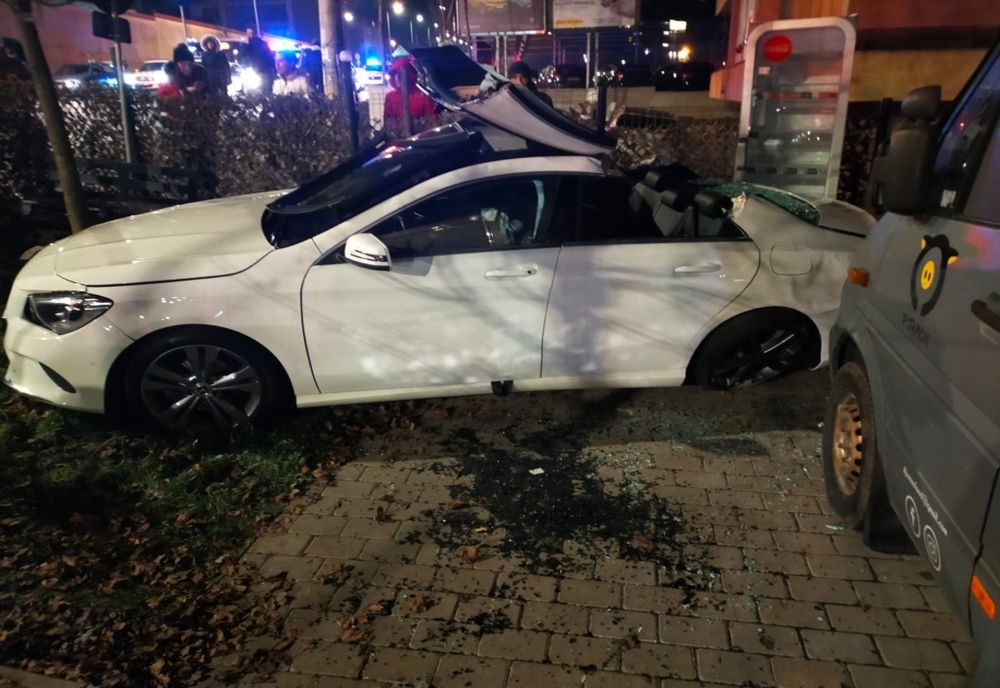 Accident cu două maşini în Cluj-Napoca! O tânără aflată pe trotuar a fost lovită (FOTO)