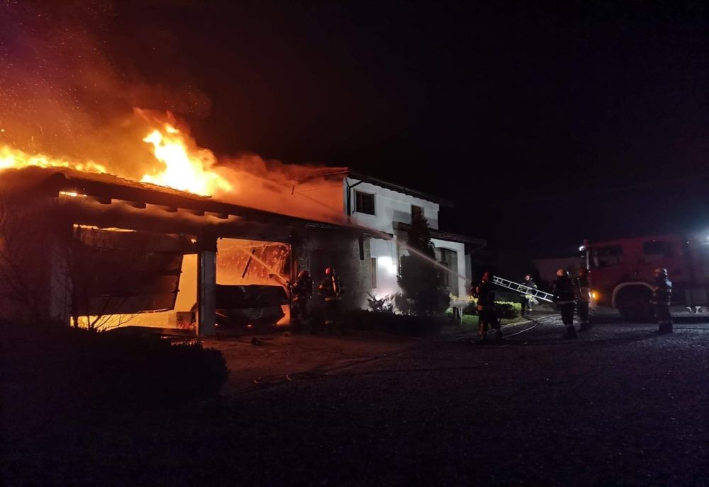 Casă cuprinsă de flăcări în Jucu de Mijloc (FOTO)