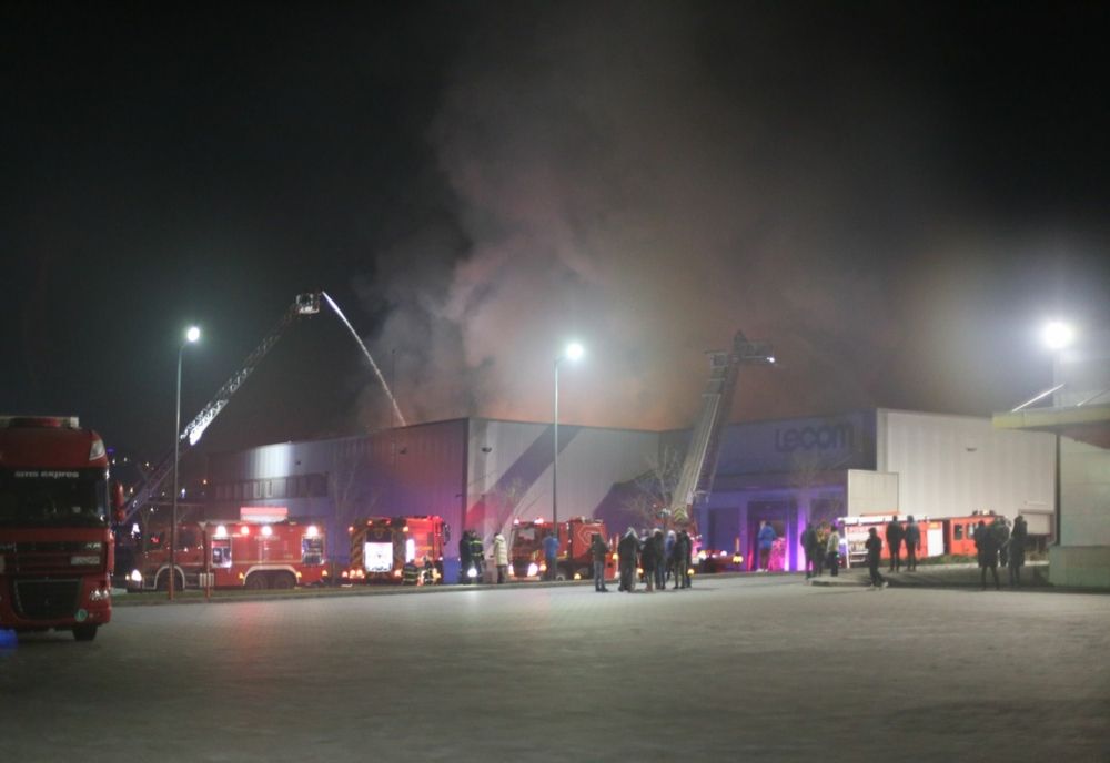 Pompierii s-au luptat o noapte întreagă pentru a stinge incediul din Parcul Tetarom din Cluj-Napoca