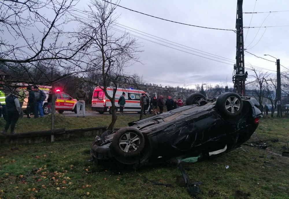 Grav accident în judeţul Cluj! Un copil şi mama lui au fost găsiţi în stare de inconştienţă (FOTO)
