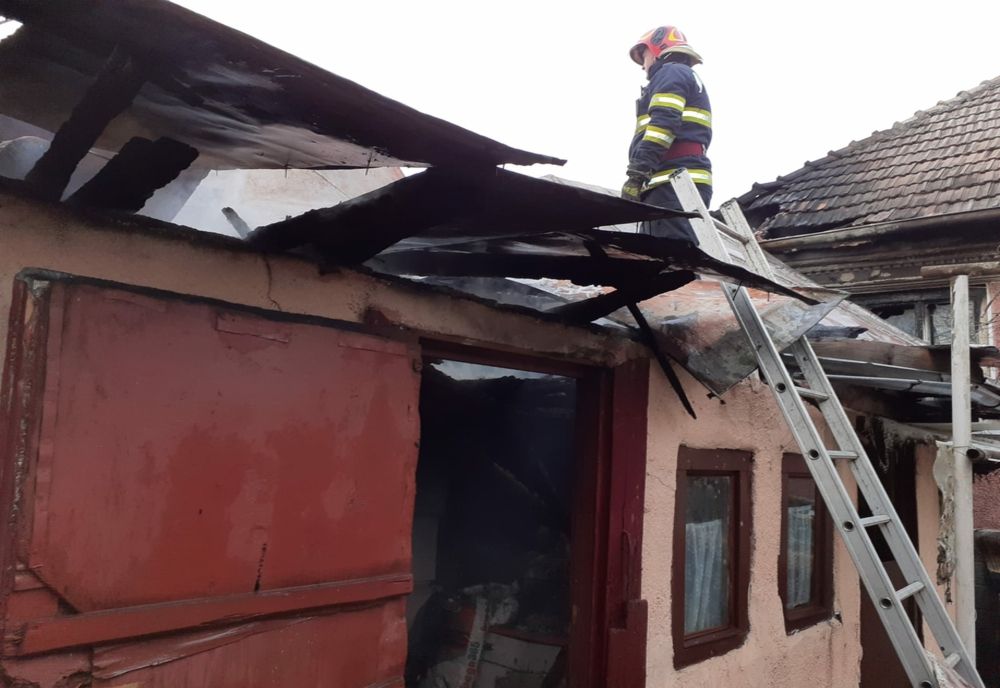 Anexă gospodărească din localitatea Cuzdrioara cuprinsă de incendiu (FOTO)