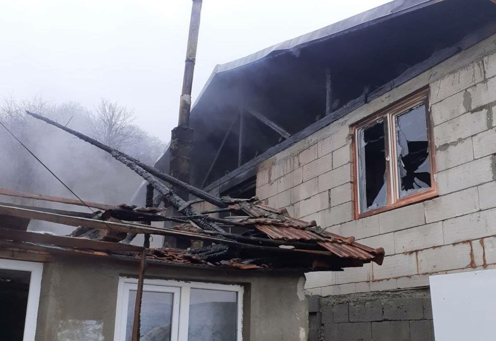 Incendiu în Rugășești! Două case au fost cuprinse de flăcări (FOTO)