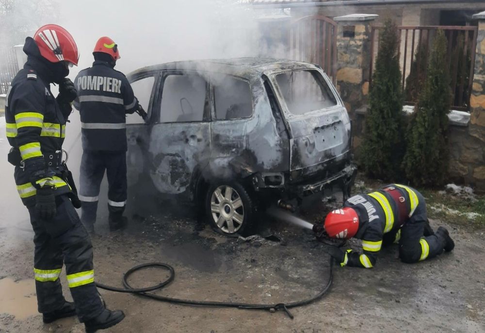 Maşină distrusă de un incendiu pe strada Veseliei din Cluj-Napoca (FOTO)