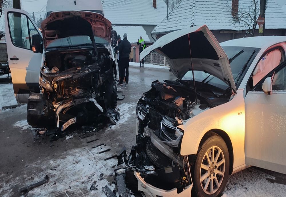 Accident între un microbuz şi un autoturism în judeţul Cluj! Mai multe persoane au fost rănite (FOTO)